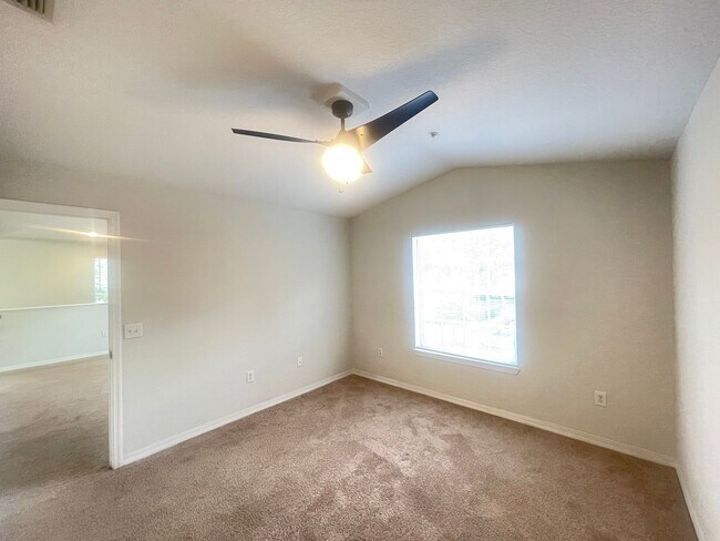 Building Photo - 1 Bedroom / 1 Bath Condo in Gated Communit...