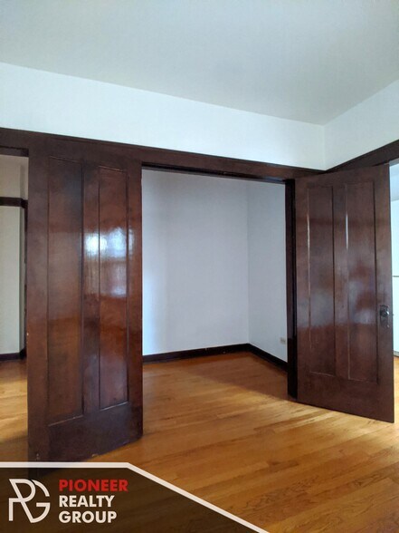 Building Photo - 822 W Waveland Ave