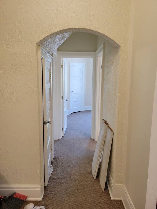 Building Photo - Newly Renovated 3-Bedroom Upper Flat Near ...