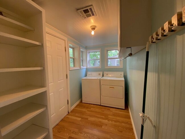 Building Photo - Brookside Charm!!
