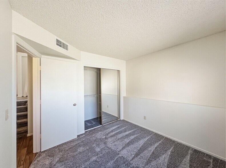 Building Photo - 921 W University Dr