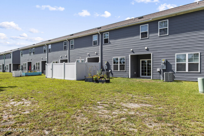 Building Photo - 335 S Stingray Ln