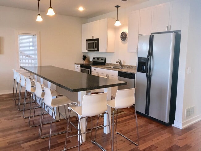 Building Photo - Charming 4-Bed Oasis with Granite Touches & Hardwood Elegance in Minneapolis!