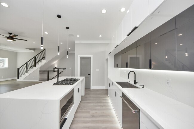 Building Photo - 604 W 28th St