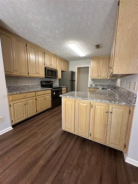 Building Photo - 7204 Brampton Ln