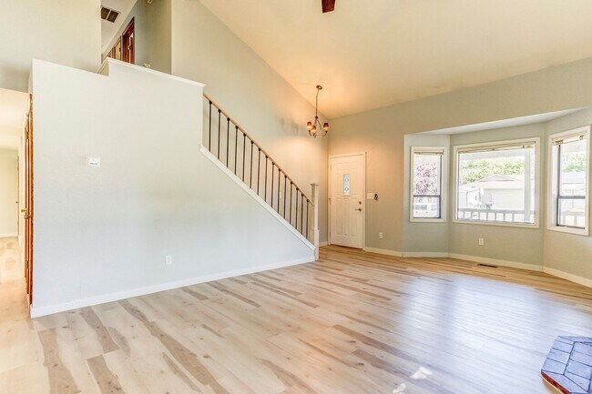 Building Photo - 3-bedroom 2.5-bathroom Home