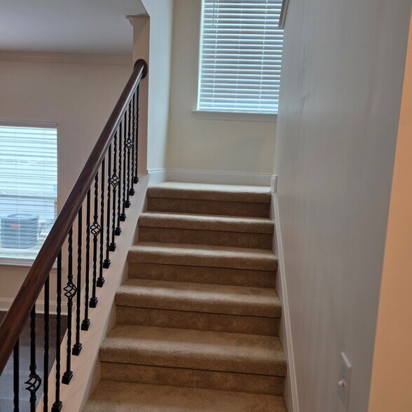 Building Photo - 466 Carriage House Ln