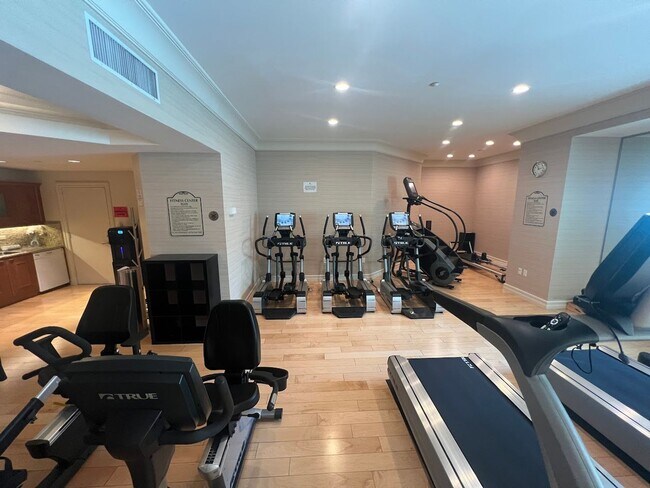 Building Photo - Turnberry Place - 2 Bedroom 2 Bath Condo