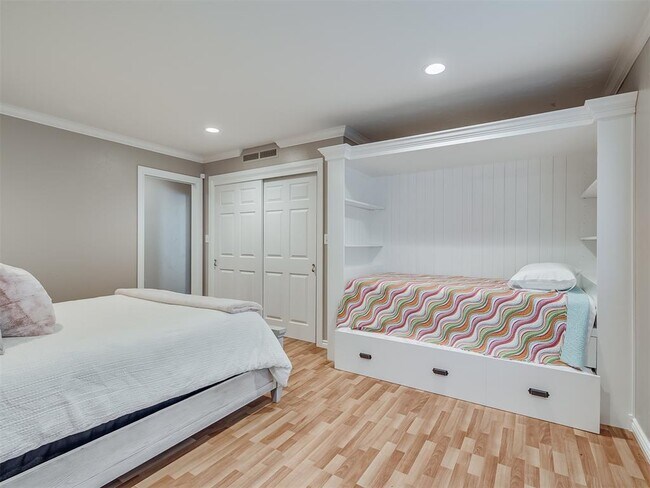 Building Photo - 1516 E Britton Rd