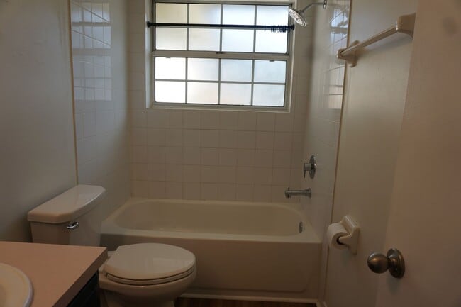 Building Photo - 1290/1292wct