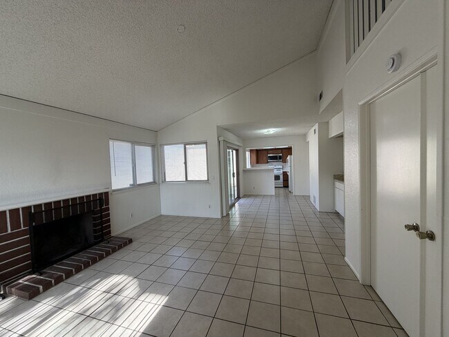 Building Photo - Redlands Townhouse in Great Complex 2+ 1.5 AVAILABLE NOW