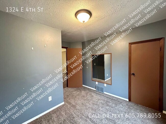 Building Photo - 1324 E 4th St