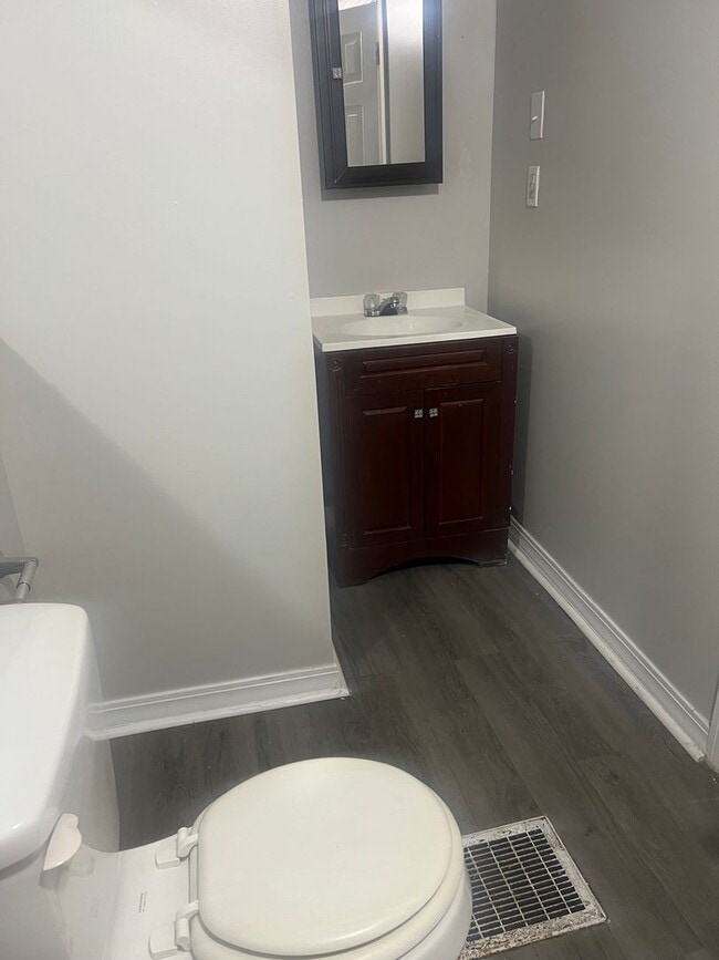 Building Photo - One Bedroom Spacious Duplex Located on S Brookville Rd & S Arlington Ave  SECTION 8 WELCOME