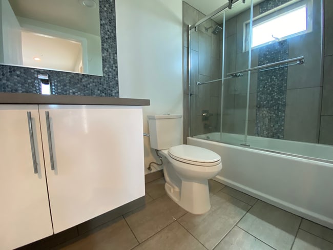 Building Photo - 627 N Mariposa Ave