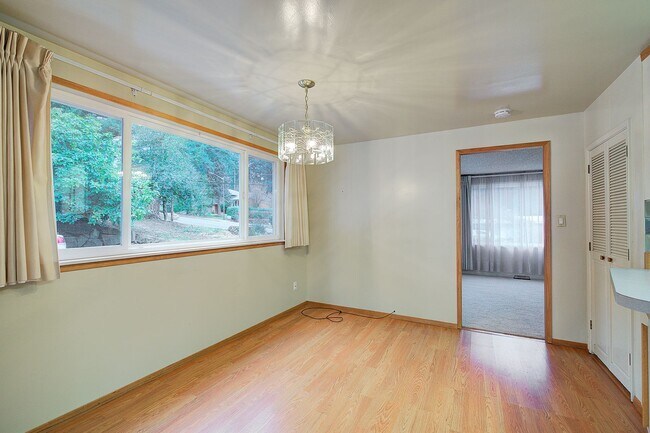 Building Photo - 2bd/1.5ba Redmond Home