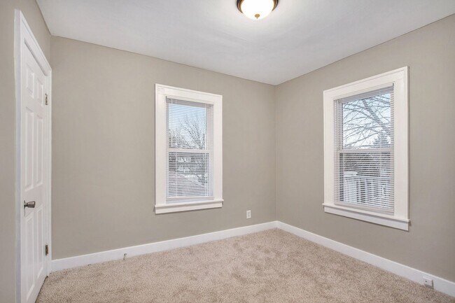 Building Photo - NW 2BR Upper
