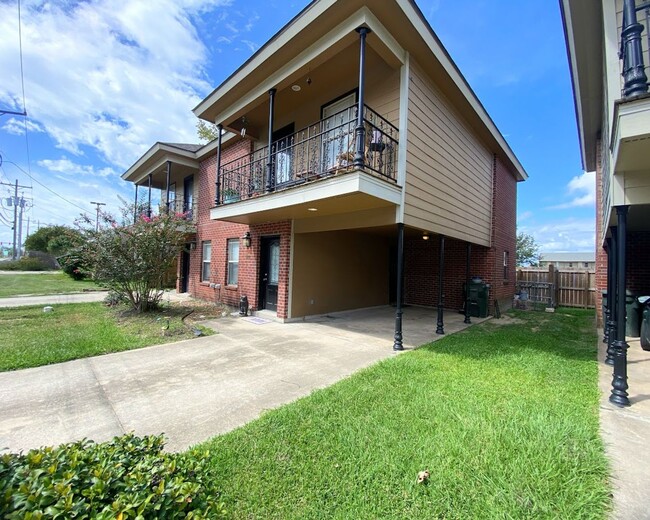 Building Photo - 2-Bed, 2.5-Bath Townhouse with Move-In Special – Walk to McNeese State University!