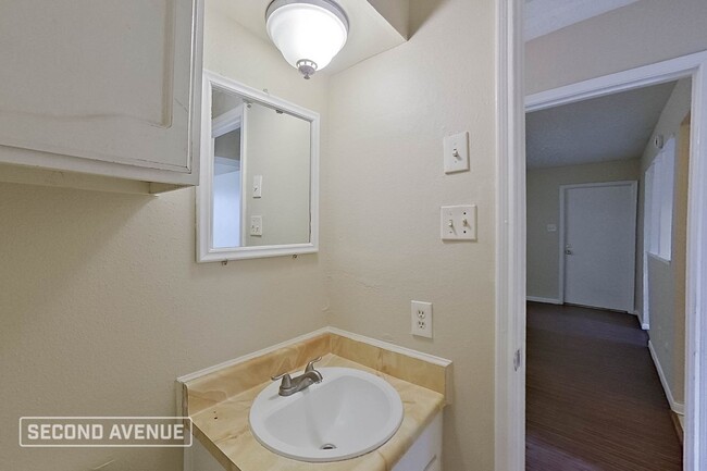 Building Photo - LIMITED TIME: $725 off second month’s rent...