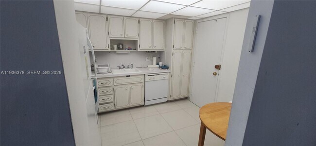 Building Photo - 1985 S Ocean Dr