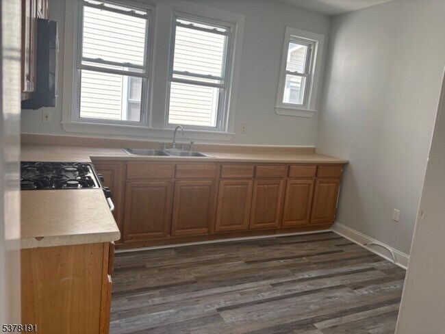 Building Photo - 35 Monticello Ave