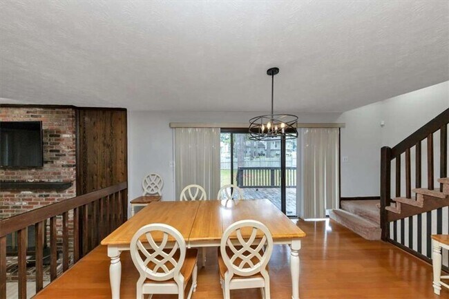 Building Photo - 3215 Redona Dr