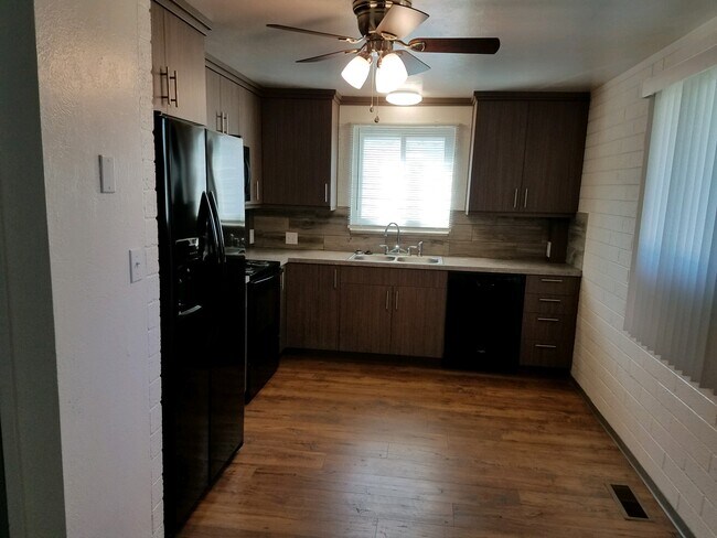 Primary Photo - 315 Oak St