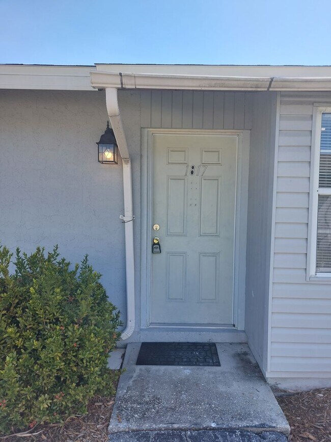 Building Photo - Adorable and Comfortable Sarasota Duplex! **Housing Choice Vouchers accepted**