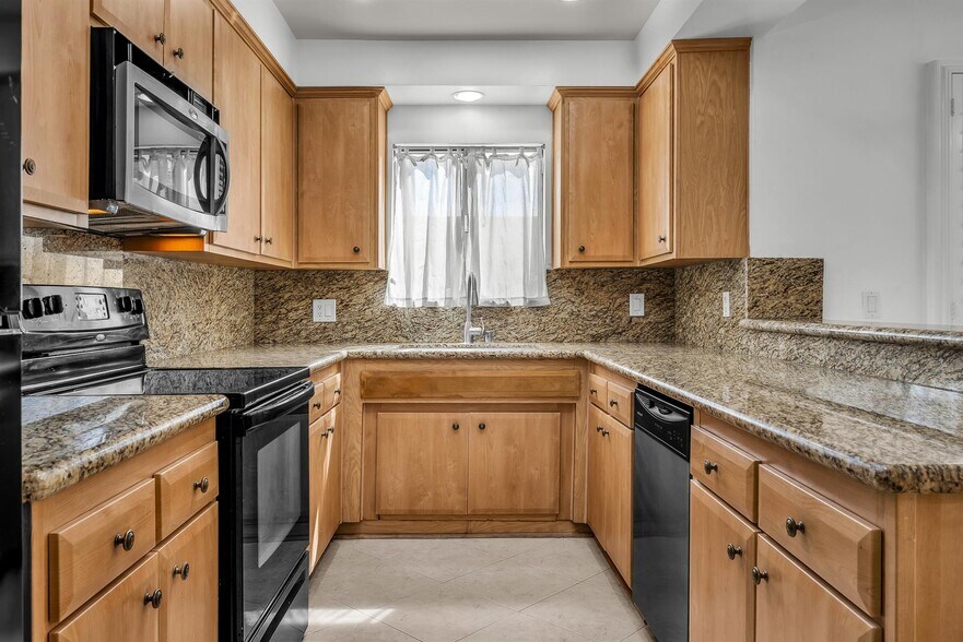 kitchen - 810 Edgewood St