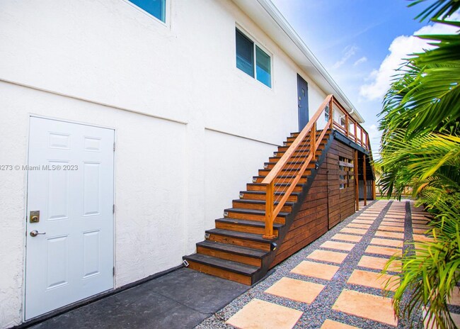 Building Photo - 1623 Venetian Dr