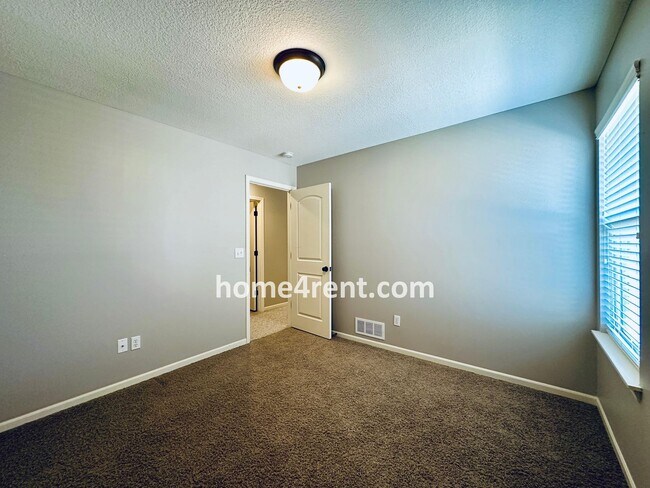 Building Photo - Gorgeous Olathe, 5 BR Home w/ Wood floors,...