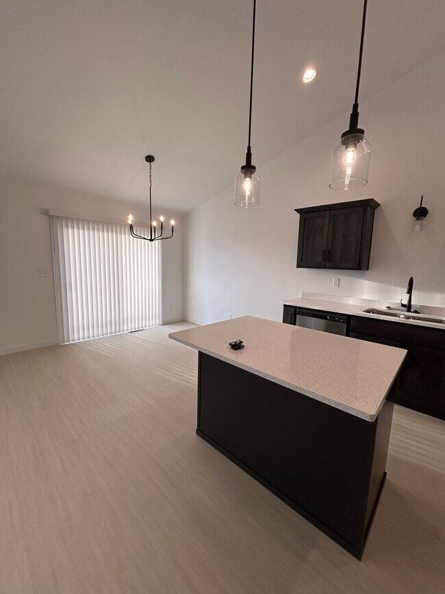 Building Photo - 3 Bed 3 Bath Townhome