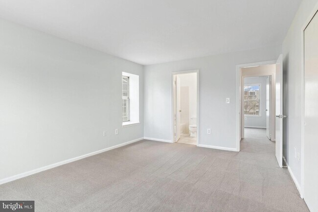 Building Photo - 2403 S Walter Reed Dr