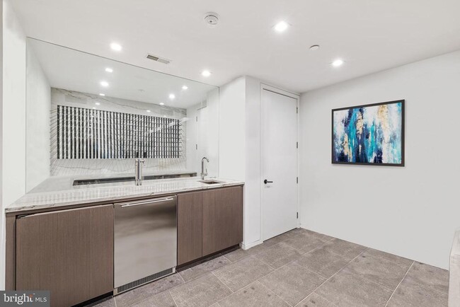 Building Photo - 1727 Delancey Pl