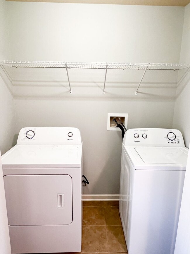 Building Photo - 2 Bedroom 1.5 Bath Townhome