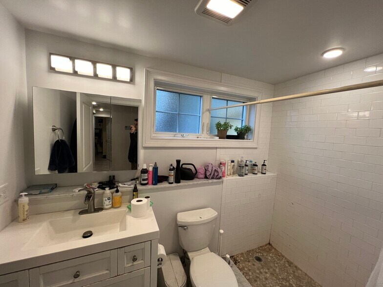 Building Photo - 118 Holland St