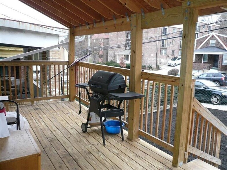 Building Photo - 154 Robinson St