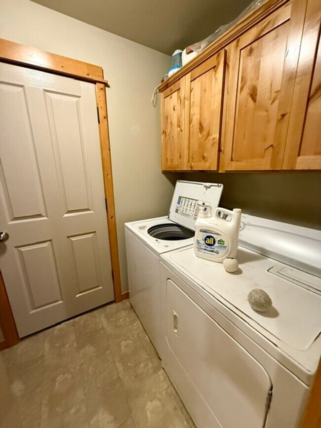 Building Photo - Beautiful Lodge-Style Single Level 3 Bedroom Home in Mountain Pines!