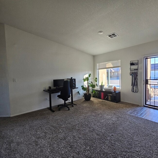 Building Photo - Solar home for Rent!