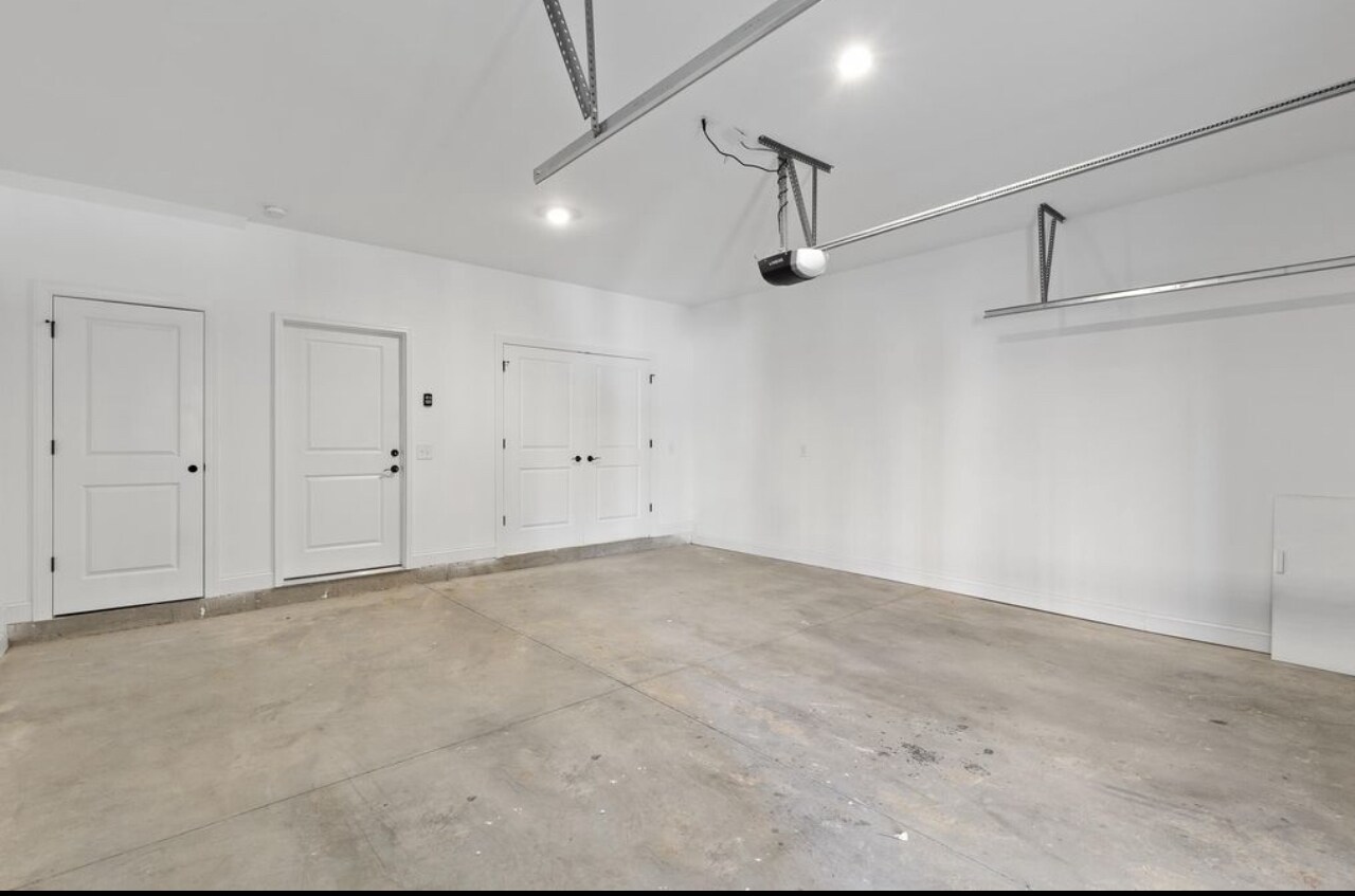 Building Photo - 126 E 19th St