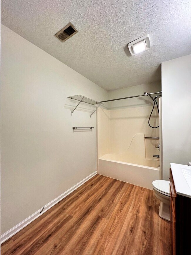 Building Photo - GREAT NORTHWEST LOCATION 2 BDRM / 2 BATH C...