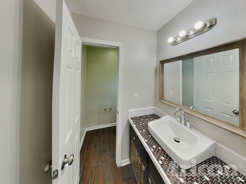 Building Photo - 928 Heritage Lakes Dr