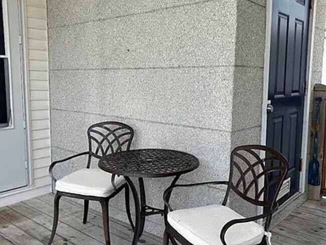 Building Photo - Fully Furnished 1 bed/ 1 bath Island Square Condo