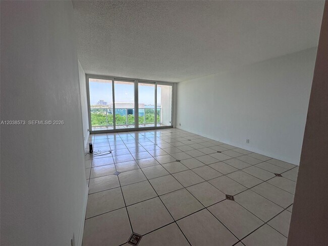 Building Photo - 100 Bayview Dr