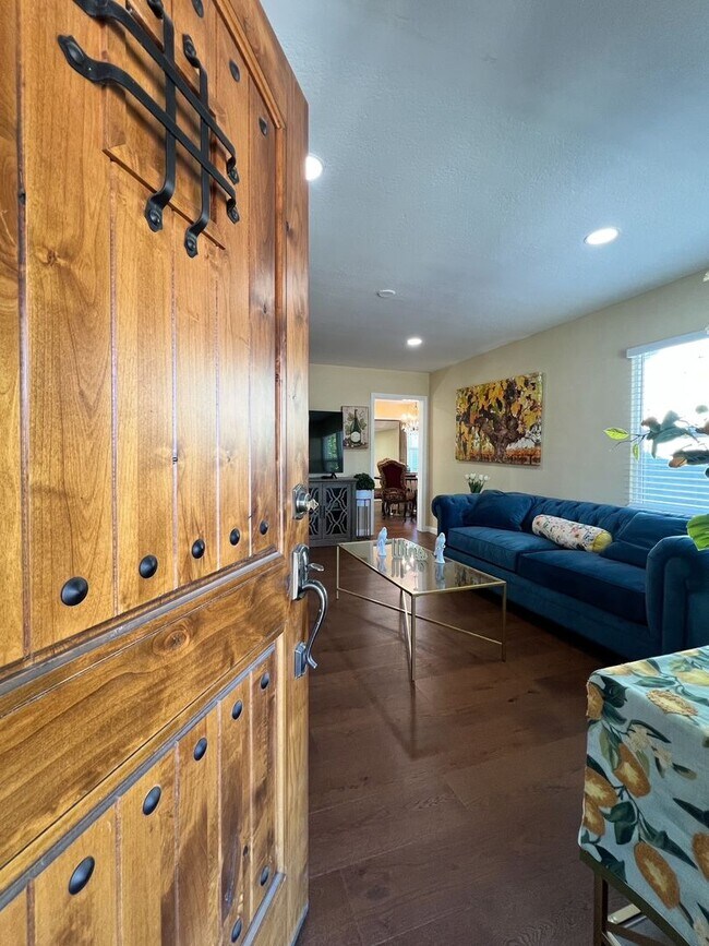 Building Photo - Beautifully Updated, Fully Furnished Napa Home Near Downtown