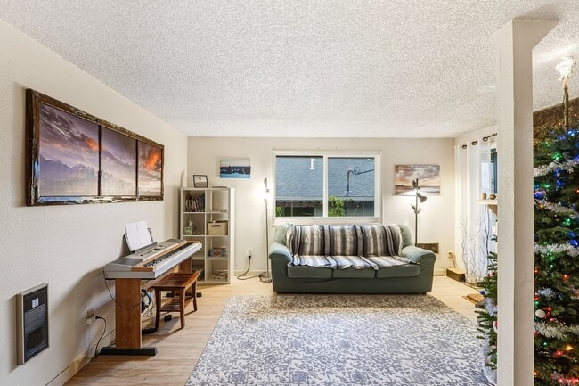 Building Photo - 3 Bedroom, 2 Bath House Near Portland Community College on Quiet Dead-end Street