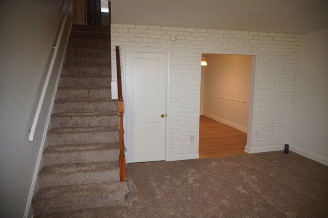 Building Photo - 137 Riverthorn Rd