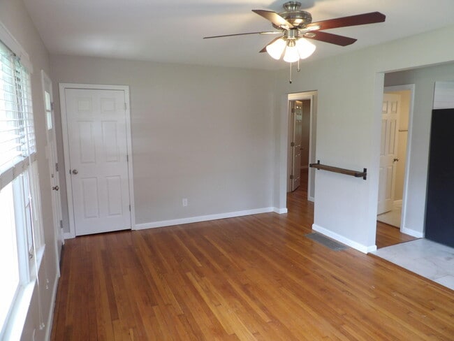 Building Photo - 286 Zandale Dr