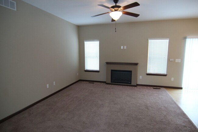 Building Photo - 4 Bedroom, 3 bath close to University