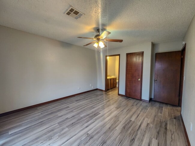 Building Photo - 4104 N Market Ave