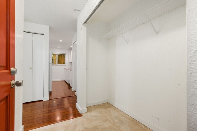 Building Photo - Cozy Redmond 2 Bedroom 2 Bath Condo